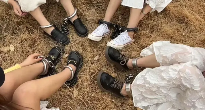 镣铐囚院生活封面